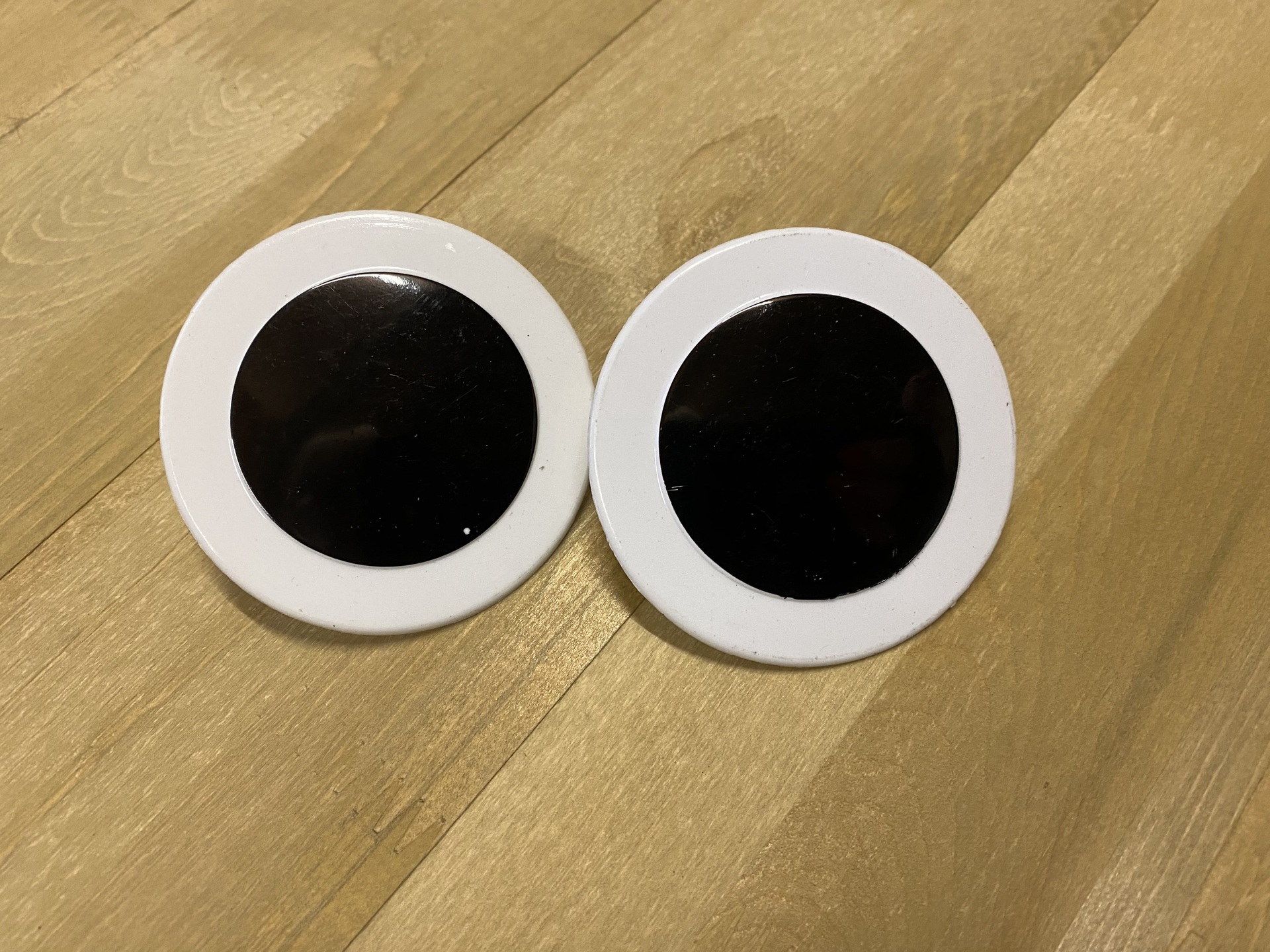 1 X PAIR OF EYES Image