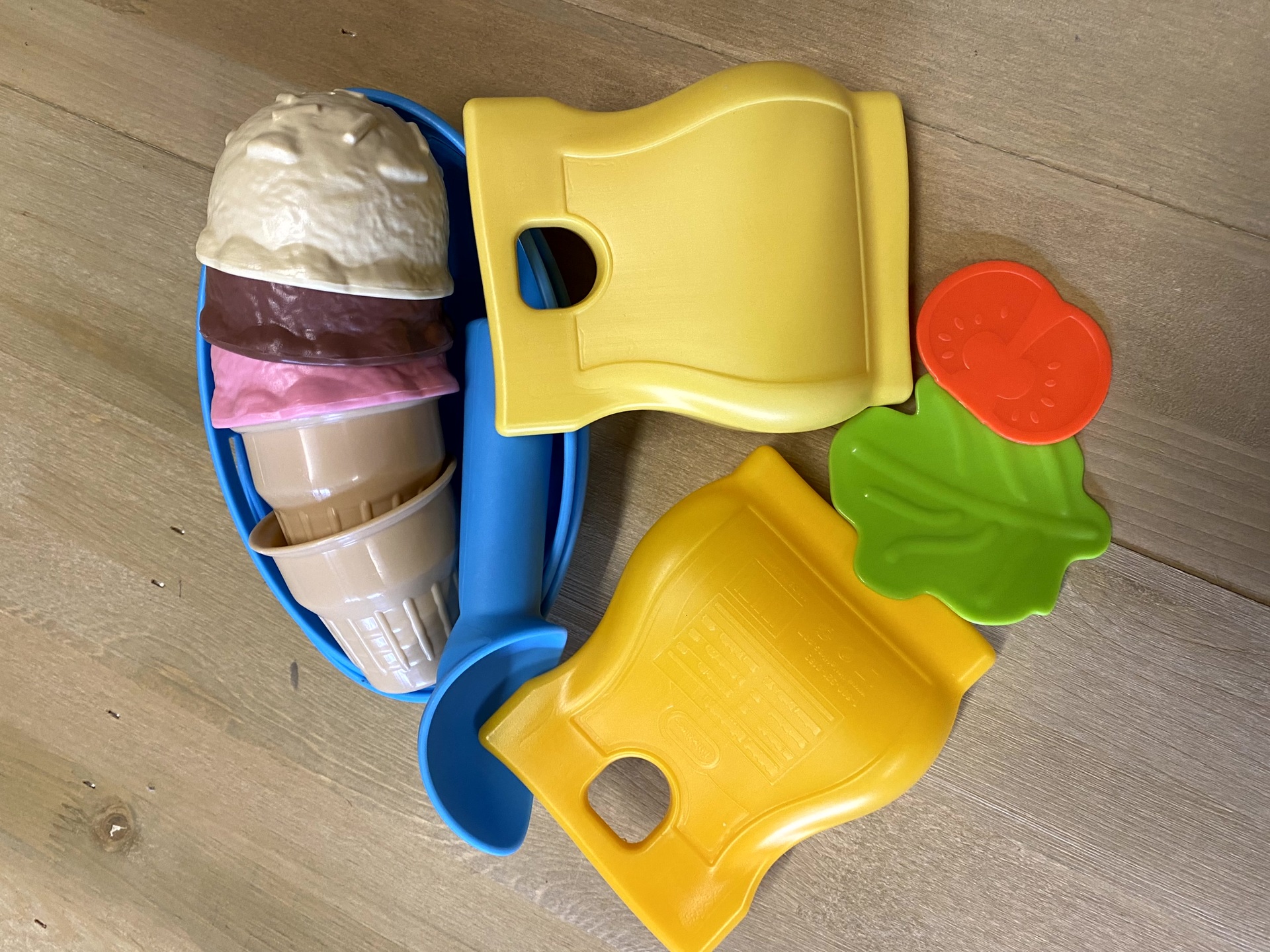 Subpack including Ice-cream, Ice-cream Cornets, Scoop, Dishes, 2 x Snack Bag, Lettuce & Tomato Image