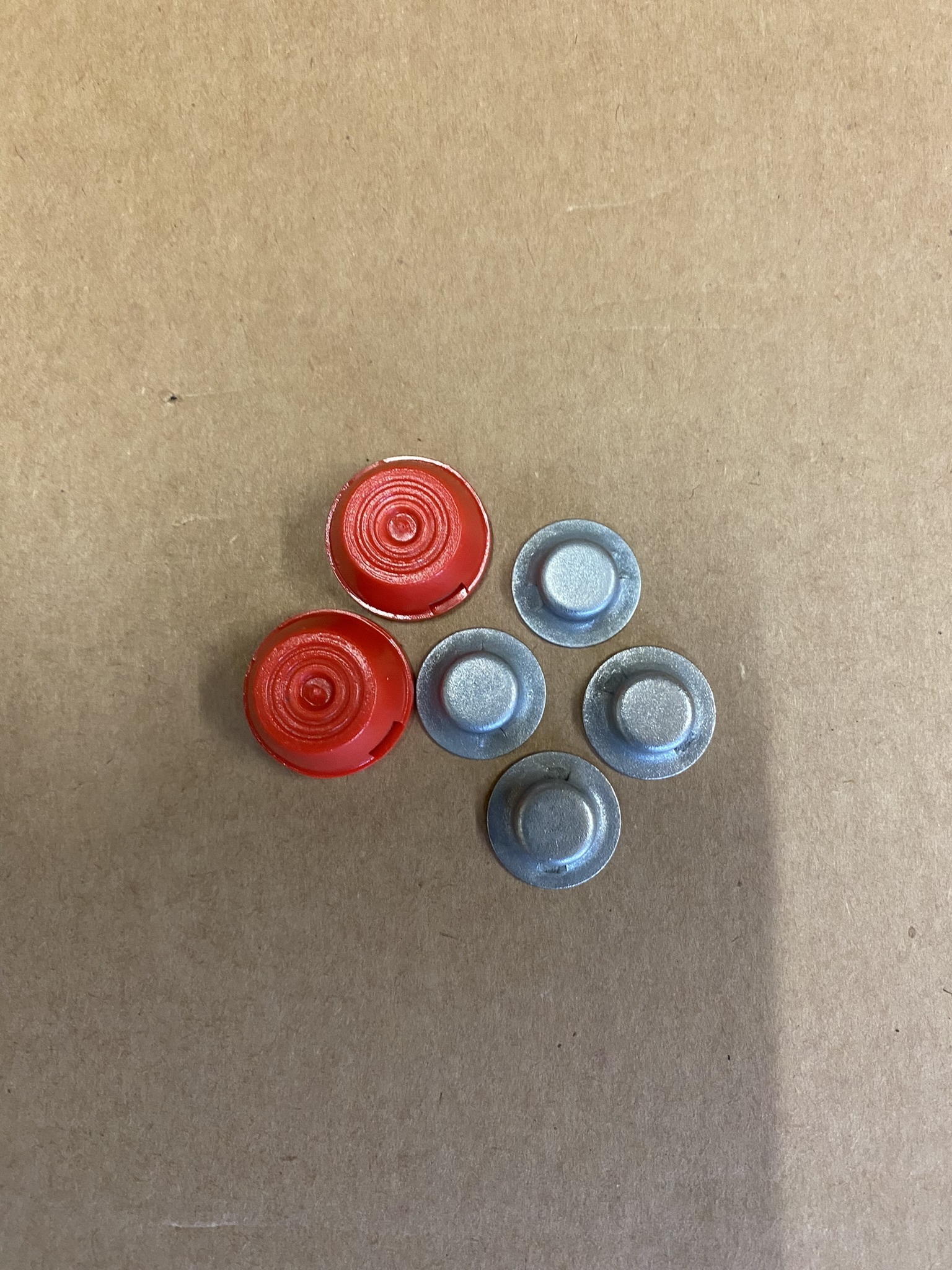 Top Hats x4, Axel Caps Red x2 set - No Tool Image